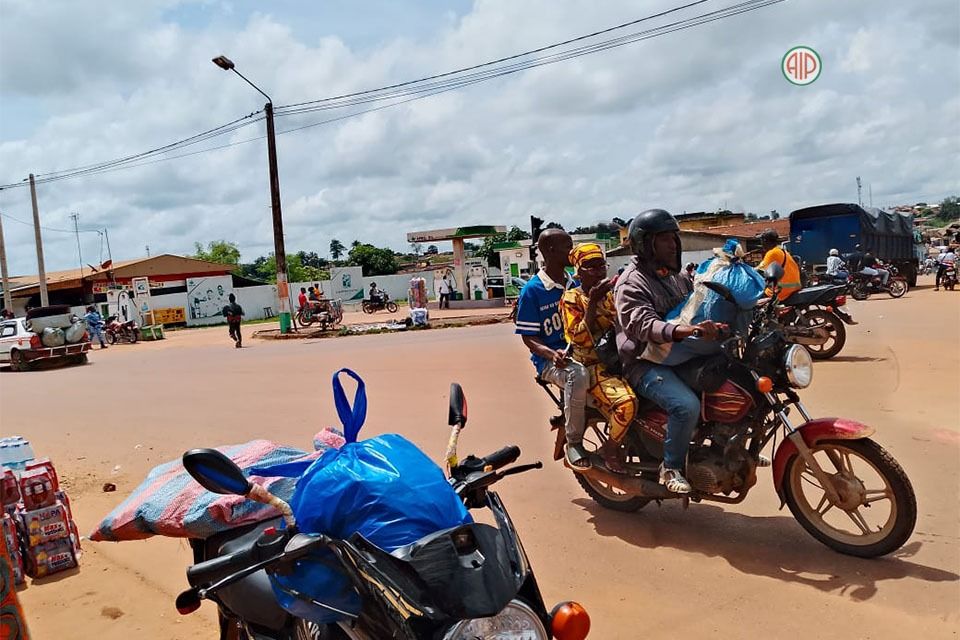 Danané : taxis-motos et taxis se disputent les clients